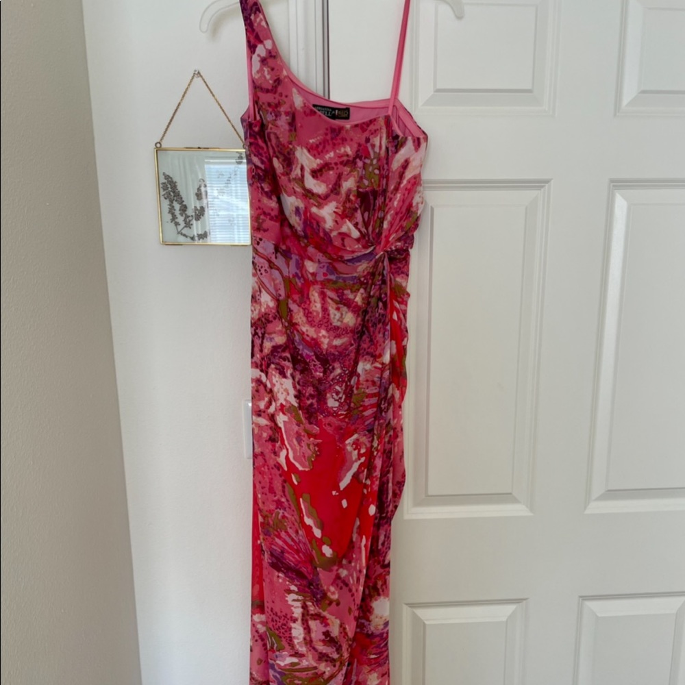 One shoulder gown - Picture 1 of 3